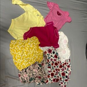 Set of 7 items of baby girl clothes from 0-6 months